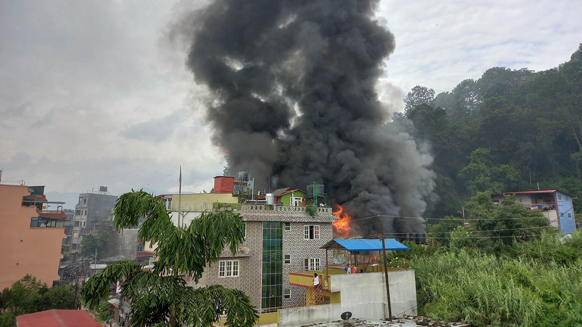 बालाजुको एक कारखानामा आगलागी, नजिकैको घरमा फैलियो, निभाउने प्रयास जारी